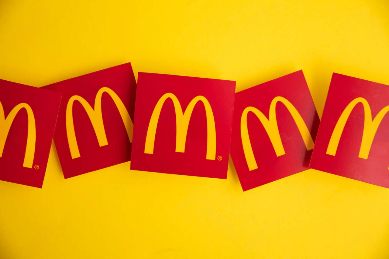 Logo do McDonald's com fundo amarelo – A psicologia das cores mostra que o amarelo remete à felicidade e ao apetite, tornando o McDonald's um ícone do fast-food.