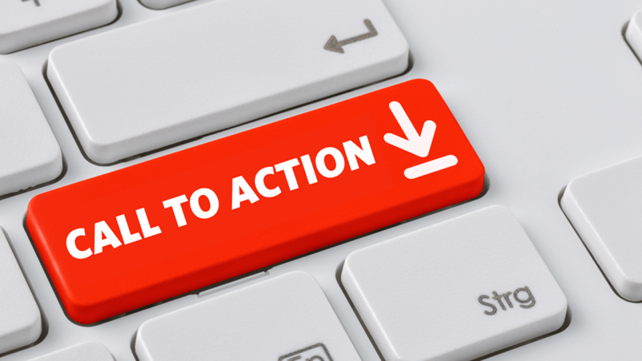 O que é Marketing Digital? Manual para Iniciantes 7 Tecla vermelha de um teclado com a inscrição "Call to Action", representando a importância das chamadas para ação (CTAs) em estratégias de Marketing Digital.