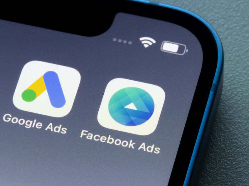 Tela de um smartphone com ícones do Google Ads e Facebook Ads, mostrando a importância da publicidade paga como parte do Marketing Digital.