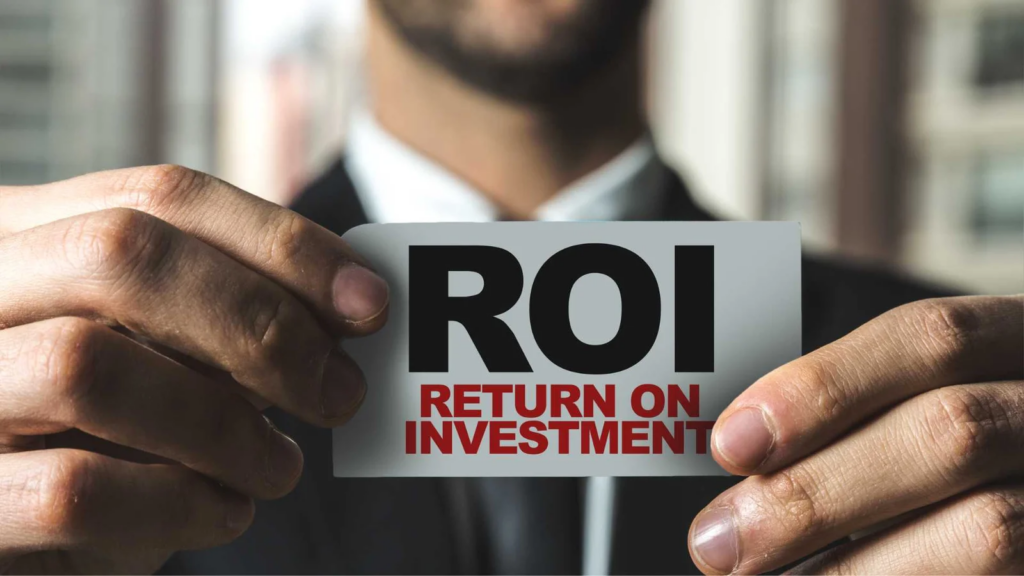 Um empresário segurando um cartão escrito "ROI - Retorno sobre Investimento". No marketing digital, o ROI é um dos indicadores mais importantes para medir o sucesso das campanhas e estratégias online.