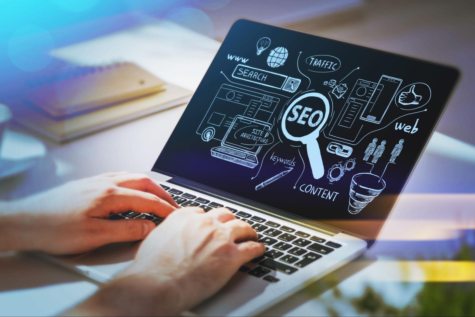 O que é Marketing Digital? Manual para Iniciantes 12 Um laptop exibindo um painel de SEO com elementos gráficos de tráfego, palavras-chave e web analytics. O SEO é uma das principais estratégias de marketing digital para aumentar a visibilidade online e atrair mais clientes.