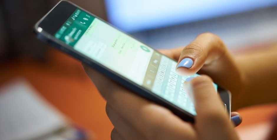 Mãos escritas no WhatsApp em um smartphone. No marketing digital, o WhatsApp se tornou uma ferramenta essencial para automação de vendas, atendimento ao cliente e campanhas personalizadas.