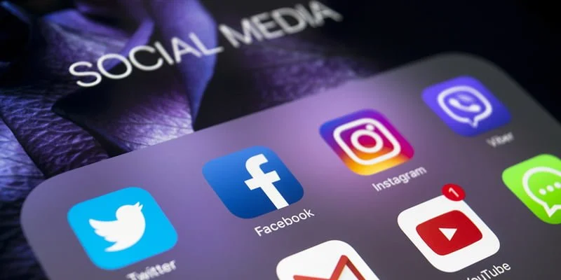 Tela de um smartphone exibindo ícones de redes sociais como Facebook, Instagram, YouTube e Twitter, que são ferramentas essenciais para qualquer estratégia de Marketing Digital