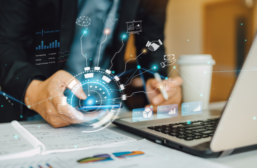 O que é Marketing Digital? Manual para Iniciantes 1 Uma pessoa interage com um tablet, onde aparecem diversos ícones representando elementos do Marketing Digital , como SEO, e-commerce, redes sociais e publicidade paga.