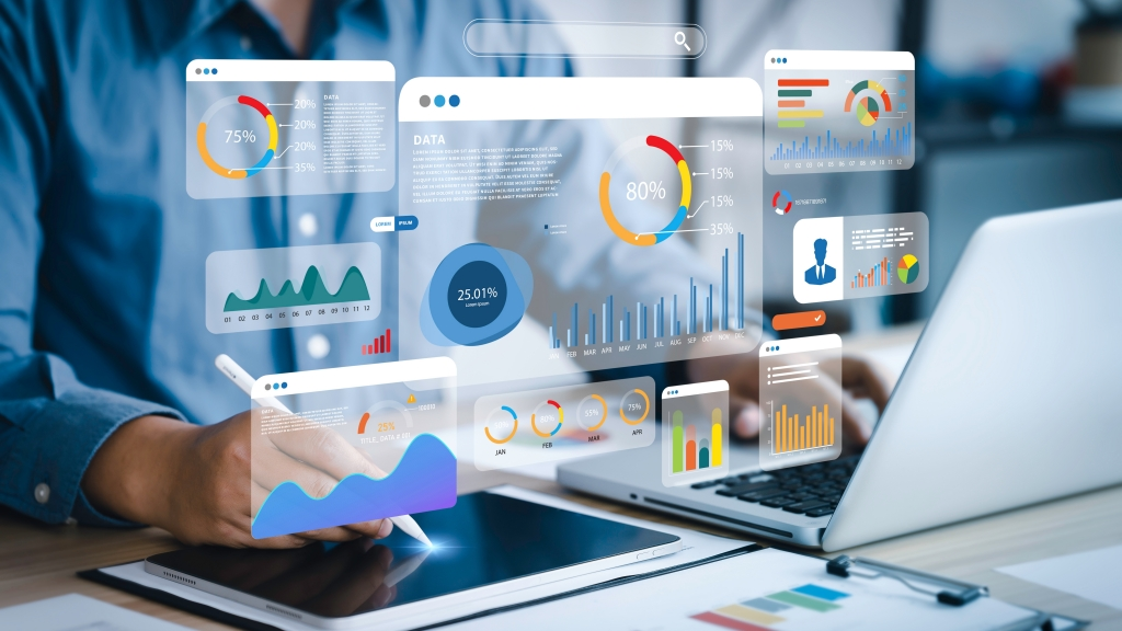 O que é Marketing Digital? Manual para Iniciantes 3 Uma pessoa interage com um tablet, onde aparecem diversos ícones representando elementos do Marketing Digital , como SEO, e-commerce, redes sociais e publicidade paga.