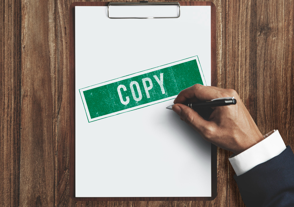 O que é Marketing Digital? Manual para Iniciantes 5 Uma pessoa escrevendo no laptop com a frase "Copywriting: a técnica que transforma palavras em ação e dinheiro", destacando o papel do copywriting no Marketing Digital.