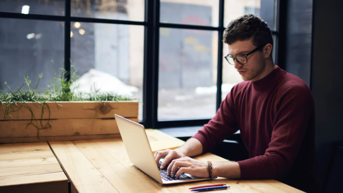 O que é Marketing Digital? Manual para Iniciantes 13 Um laptop exibindo um painel de SEO com elementos gráficos de tráfego, palavras-chave e web analytics. O SEO é uma das principais estratégias de marketing digital para aumentar a visibilidade online e atrair mais clientes.