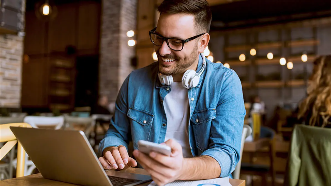 6 Formas de Como Ganhar Dinheiro na Internet Trabalhando de Casa 3 Uma mão interage com um gráfico digital em uma tela sensível ao toque, representando crescimento financeiro. Esse conceito ilustra estratégias de como ganhar dinheiro na internet por meio de investimentos digitais.