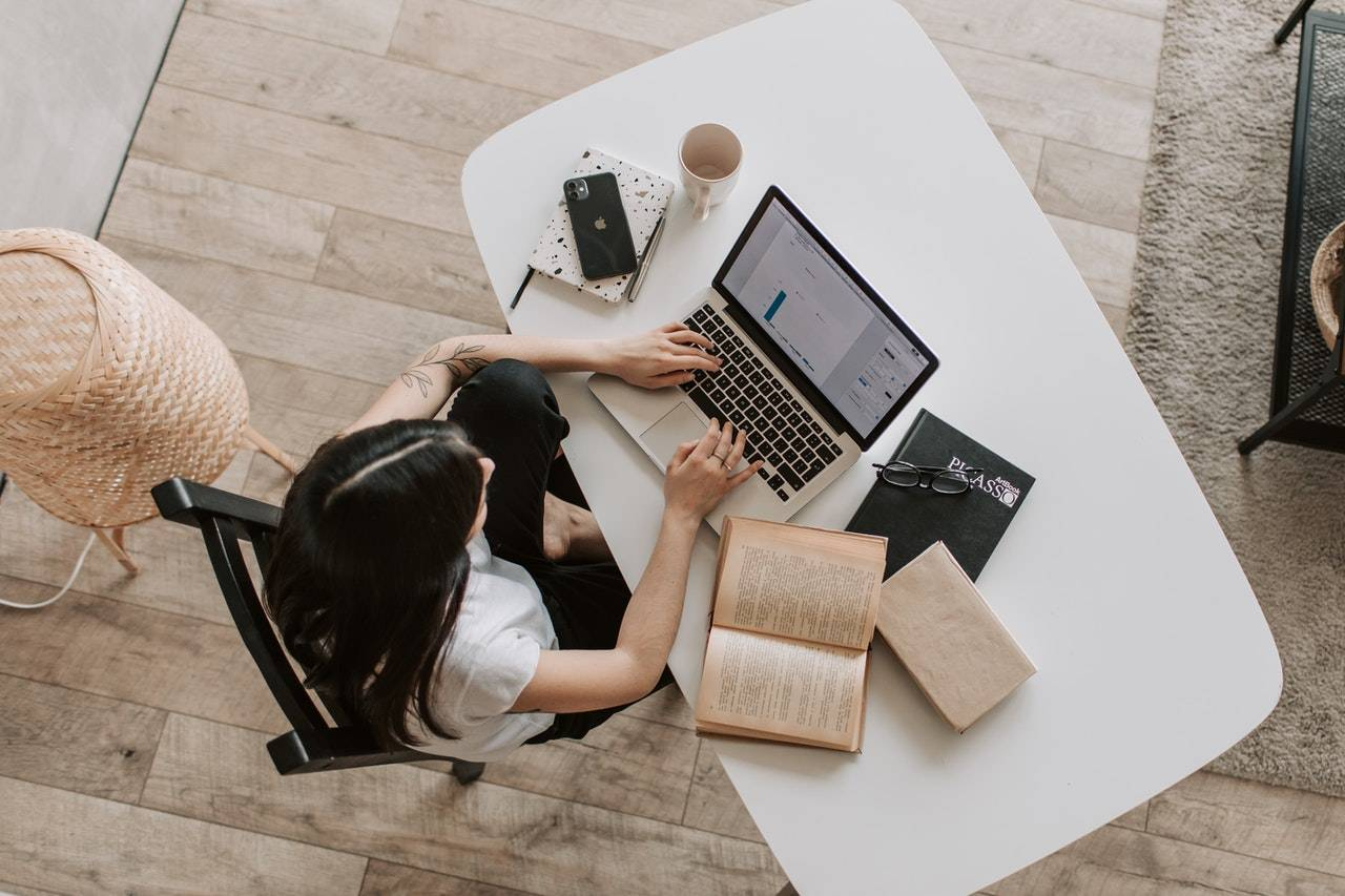 6 Formas de Como Ganhar Dinheiro na Internet Trabalhando de Casa 7 Uma mão interage com um gráfico digital em uma tela sensível ao toque, representando crescimento financeiro. Esse conceito ilustra estratégias de como ganhar dinheiro na internet por meio de investimentos digitais.