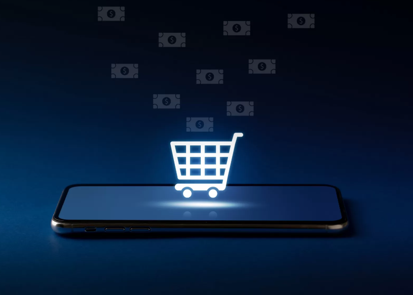 Infoprodutos: Como Transformar Seu Conhecimento em Renda 7 Mãos seguram um smartphone com ícones de interação digital flutuando ao redor. O e-commerce e os infoprodutos tornam-se cada vez mais acessíveis por meio da tecnologia móvel.