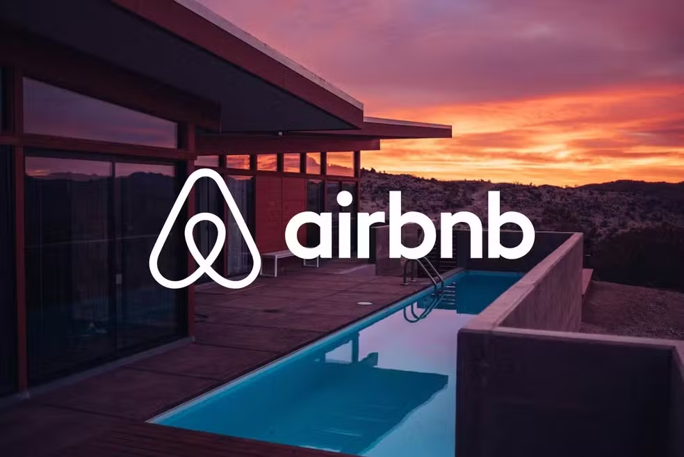 Imagem de um luxuoso Airbnb ao pôr do sol, representando estratégias de marketing digital para aluguel de temporada e hospitalidade.