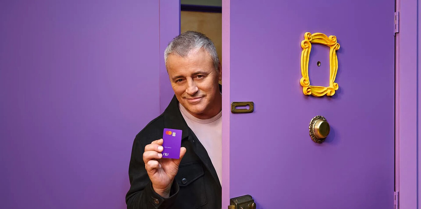 Nubank com marketing digital bateu 28 milhões e views e apostou na nostalgia e trouxe Matt LeBlanc para protagonizar sua nova campanha, que promete arrancar boas risadas dos millennials.