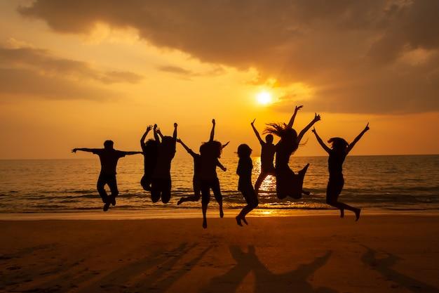 Como Estudar: 6 Segredos para Você Estudar Melhor em 2025 3 Silhouette photo of the team celebration on the beach at sunset