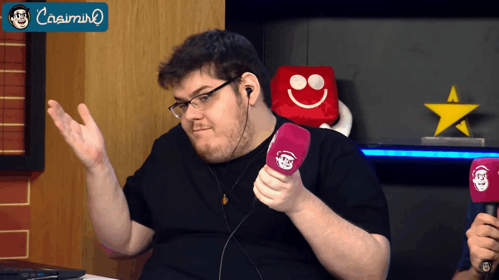 Casemiro Miguel - Cazé Criador de conteúdo reagindo com ironia durante gravação de vídeo, representando a informalidade e autenticidade no universo da renda extra online.