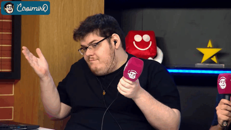 Casemiro Miguel - Cazé Criador de conteúdo reagindo com ironia durante gravação de vídeo, representando a informalidade e autenticidade no universo da renda extra online.