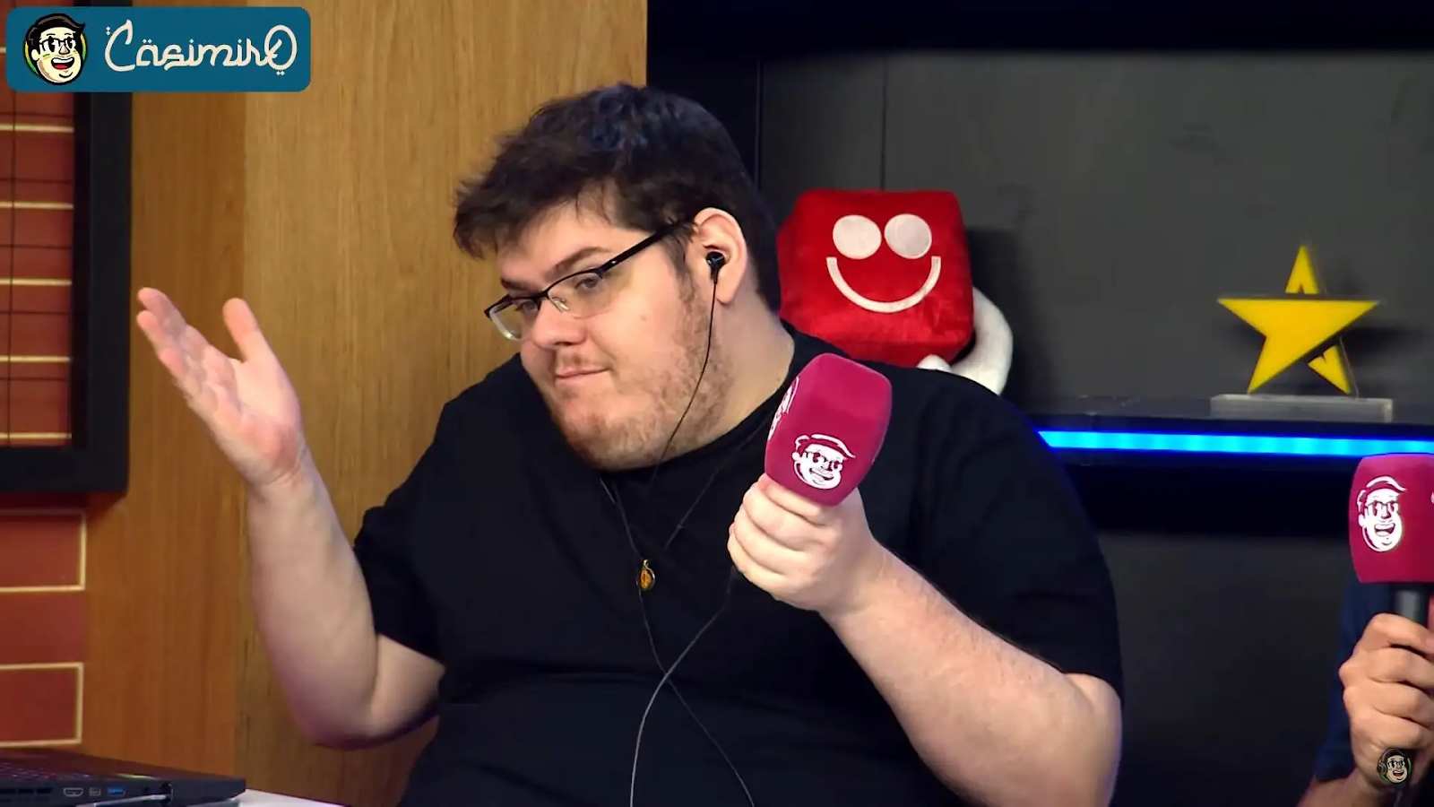 Casemiro Miguel - Cazé Criador de conteúdo reagindo com ironia durante gravação de vídeo, representando a informalidade e autenticidade no universo da renda extra online.