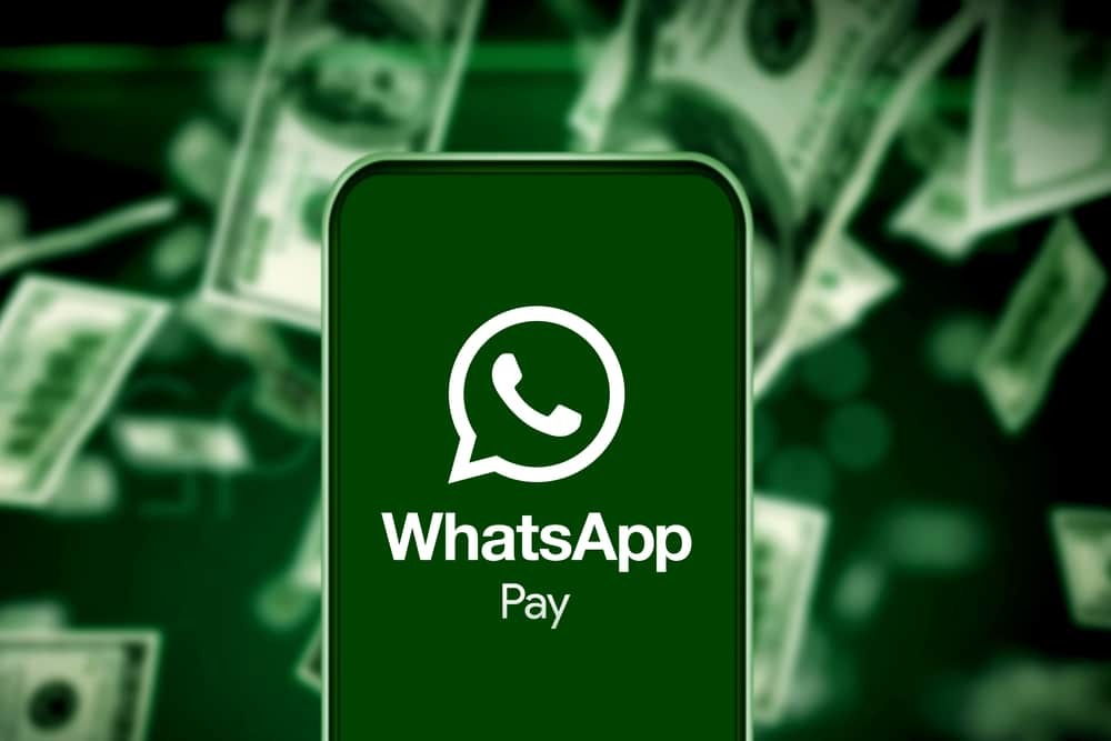 Vender Pelo WhatsApp Funciona Mesmo ou é Só Mais uma Moda? 1 Tela de um celular com o logo do WhatsApp Pay em um fundo de notas de dinheiro, representando a facilidade de receber e vender pelo WhatsApp usando a função de pagamentos.