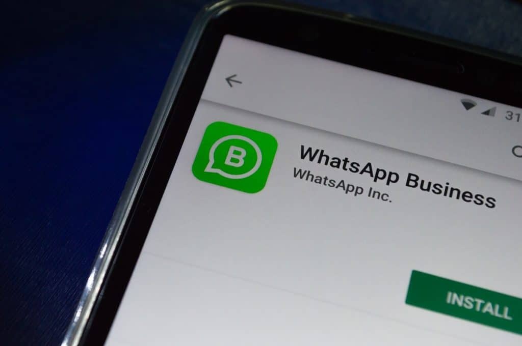 Vender Pelo WhatsApp Funciona Mesmo ou é Só Mais uma Moda? 5 Tela de celular mostrando o aplicativo WhatsApp Business com o botão "INSTALAR", essencial para otimizar as vendas e vender pelo WhatsApp.